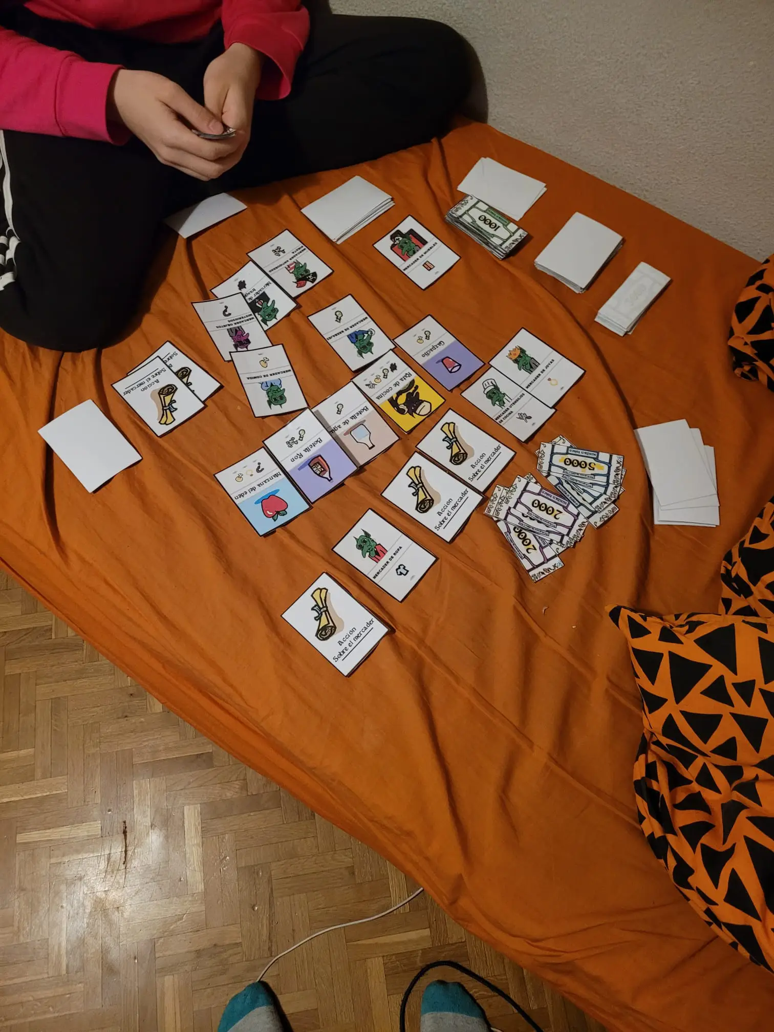 Hashiban-setup met kaarten en biljetten op tafel